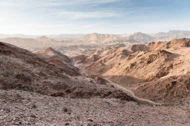 Tzfahot Dağı, Eilat yakınlarındaki yürüyüş parkurları. vadide kızıl deniz ve önünde Ürdün