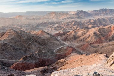 Tzfahot Dağı, Eilat yakınlarındaki yürüyüş parkurları. vadide kızıl deniz ve önünde Ürdün
