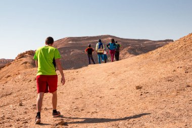 Backpacker in Ramon Krateri, wadi Ardon yürüyüş parkuru, Negev çölü, İsrail