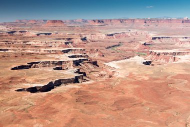 Grand Overlook noktası izi boyunca, Canyonland milli parkı gökyüzü bölgesinde Ada