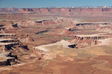 Grand Overlook noktası izi boyunca, Canyonland milli parkı gökyüzü bölgesinde Ada