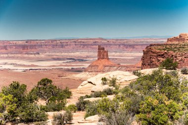 Grand Overlook noktası izi boyunca, Canyonland milli parkı gökyüzü bölgesinde Ada