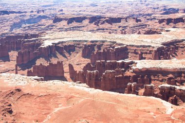 Grand Overlook noktası izi boyunca, Canyonland milli parkı gökyüzü bölgesinde Ada