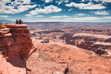 Grand Overlook noktası izi boyunca, Canyonland milli parkı gökyüzü bölgesinde Ada