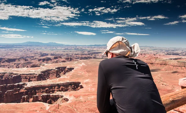 Young Hiker Man Edge Cliff Grand Overlook View Point Canyonland — Stock Photo, Image