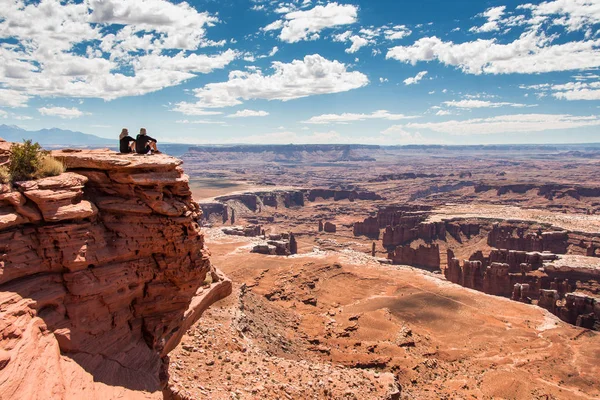 Casal Turistas Sentado Penhasco Desfiladeiro Desfrutando Vista Parque Nacional Canyonlands — Fotografia de Stock