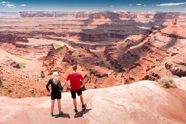 Hiker Couple Standin Edge Rim Dead Horse State Park Moab — Stock Photo, Image