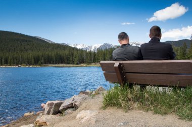 Baba oğul Echo Lake Park, Colorado 'da bir bankta dinleniyorlar.