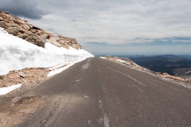 Mount Evans Scenic Byway, Kuzey Amerika'nın en yüksek asfalt yoludur. Denver'dan günlük gezi.