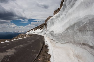 Mount Evans Scenic Byway, Kuzey Amerika'nın en yüksek asfalt yoludur. Denver'dan günlük gezi