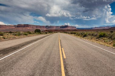 Canyonlands Milli Parkı'na giden yol. Yol gezisi, sürüş , freedoom ve mutluluk kavramı.