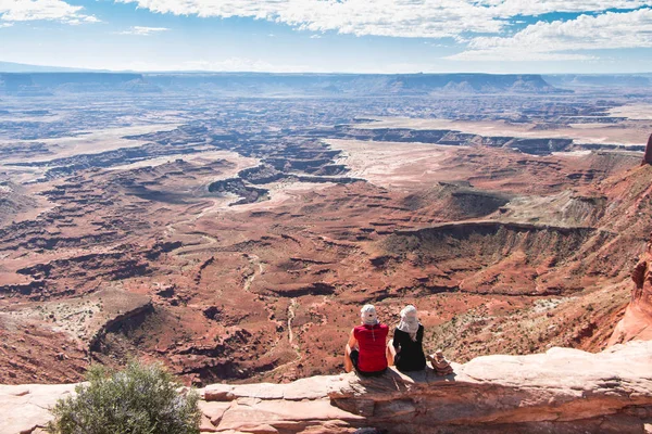 Casal Turistas Sentado Borda Desfiladeiro Desfrutando Vista Parque Nacional Canyonlands — Fotografia de Stock