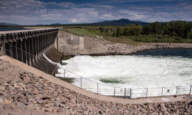 Jackson Lake Barajı Grand Teton Ulusal Parkı 'nda. Akan su
