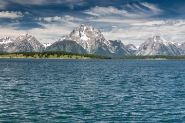 Jackson Lake ve Grand Teton Ulusal Parkı. Wyoming 'de. Jackson Gölü Barajından Görünüm