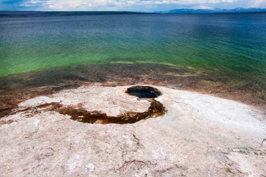 West Thumb Gayzer Havzası, Yellowstone Ulusal Parkı, Wyoming ve Yellowstone Gölü.