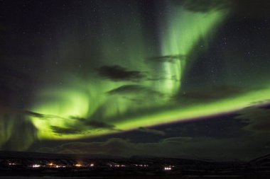 Aurora Borealis. İzlanda kışın Myvatn Gölü yakınlarında. Kış dağının üzerinde dans eden güzel kuzey ışıkları 