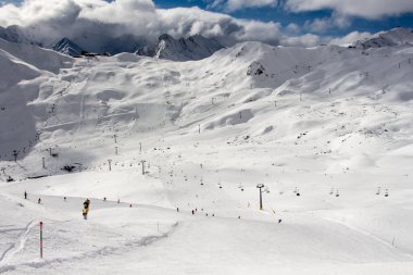 Alplerdeki kayak pistleri ve güzel kış manzaraları, Samnaun Ischgl, Tirol, Avusturya, bulutlar güneş ışığı ve mutluluk.