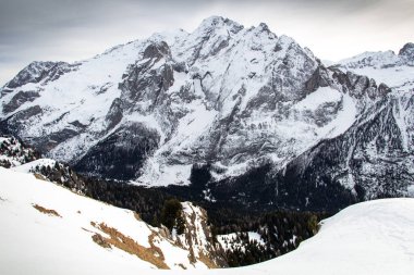 Karlı dağ zirveleri, bulutların üstünde, Dolomitler, İtalya 'daki kış manzarası