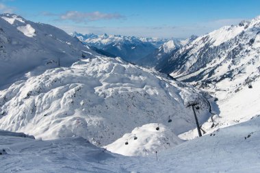 St. Anton am Arlberg yakınlarındaki Alpler 'de kayak pistleri ve güzel kış manzaraları. Bulutların üzerinde güneş ışığı var. Özgürlük kavramı, mutluluk, spor