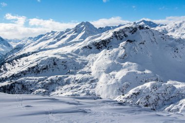 St. Anton am Arlberg yakınlarındaki Alpler 'de kayak pistleri ve güzel kış manzaraları. Bulutların üzerinde güneş ışığı var. Özgürlük kavramı, mutluluk, spor