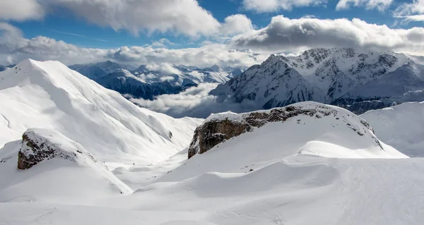 アルプス サムナン イスグル チロル オーストリア 雲の日差しと幸福のスキー場と美しい冬の風景 — ストック写真
