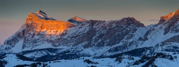 Paisaje Invierno Atardecer Los Dolomitas Increíbles Coloridas Montañas — Foto de Stock