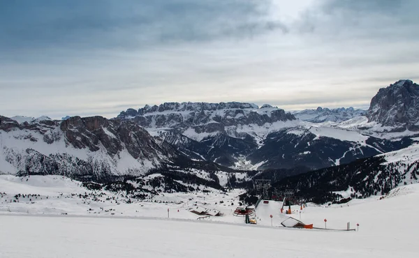 雲の上に雪の山のピーク ドロミテ イタリアの冬の山の風景 — ストック写真