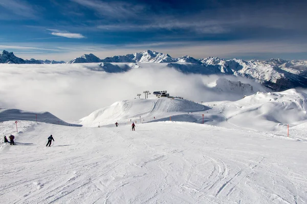 Skilift Und Wunderschöne Winterlandschaft Den Alpen Bei Anton Arlberg Über lizenzfreie Stockfotos