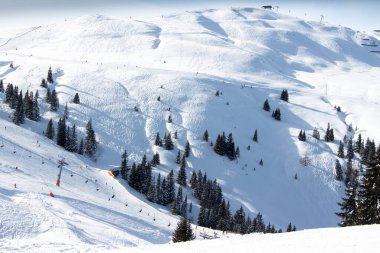 Alplerdeki güzel kış dağ manzarası, Kitzbuhel kayak alanı, Tyrol, Avusturya Kayak pistleri, sandalye kaldırma, çam ağaçları.