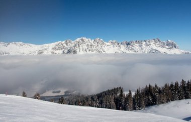 Alplerdeki güzel kış dağ manzarası, Kitzbuhel kayak alanı, Tyrol, Avusturya Sunny kış günü, bulutların üstünde. Vadideki bulutlar denizi.