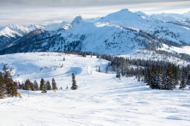 Alplerdeki güzel kış dağ manzarası, Kitzbuhel kayak alanı, Tyrol, Avusturya kayak pistinden barışçıl manzara. 
