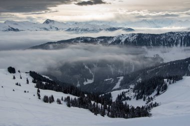 Bulutlu kış manzarası Bulutlar ve tepeler denizi