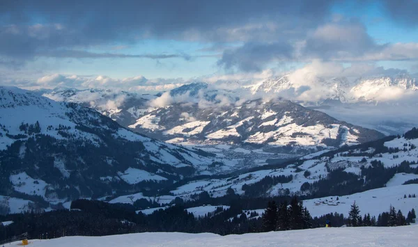 Schöne Winterlandschaft Mit Schneebedeckten Gipfeln Und Bäumen Kitzbühel Österreich — Stockfoto