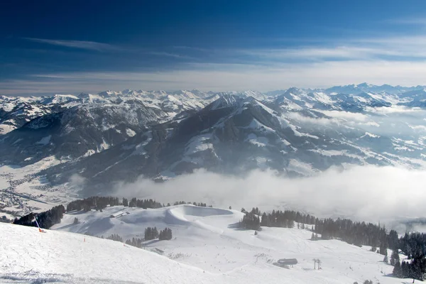 Schöne Winterberglandschaft Den Alpen Skigebiet Kitzbühel Tirol Österreichüber Den Wolken — Stockfoto