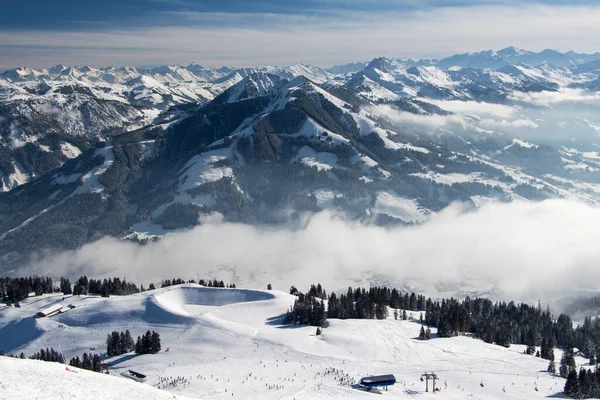 Schöne Winterberglandschaft Den Alpen Skigebiet Kitzbühel Tirol Österreichüber Den Wolken — Stockfoto