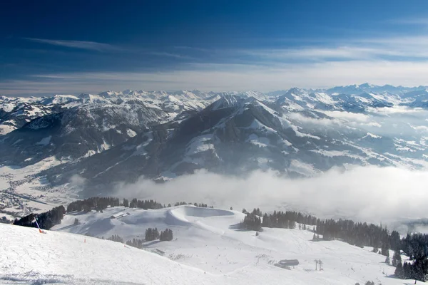 Schöne Winterberglandschaft Den Alpen Skigebiet Kitzbühel Tirol Österreichüber Den Wolken Stockbild