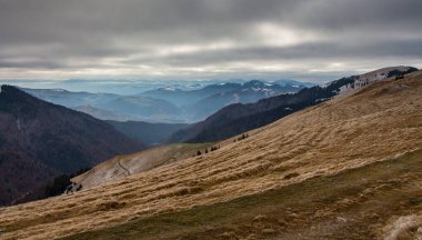 bulutlu gökyüzü ile dağ manzarası