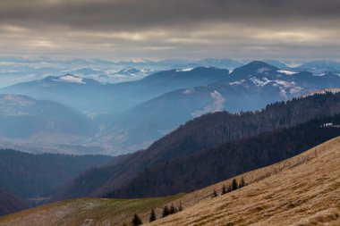 bulutlu gökyüzü ile dağ manzarası
