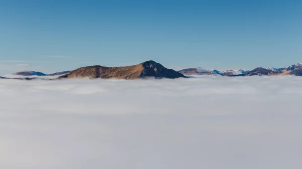 Día Invierno Sobre Las Nubes Las Montañas Los Cárpatos Niebla — Foto de Stock