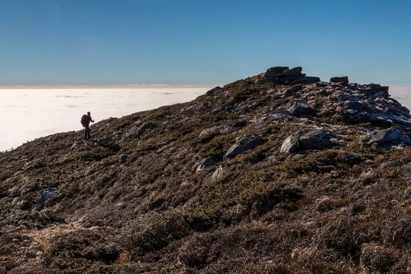 Caminante Cima Montaña Sobre Las Nubes Disfrutando Vista Concepto Éxito — Foto de Stock