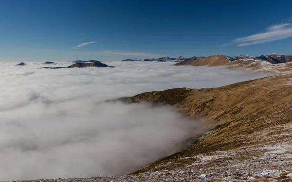 카르파티아 산맥의 겨울날 골짜기 — 스톡 사진