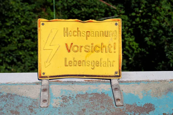 Elektrik uyarı işaretinin kapatılması