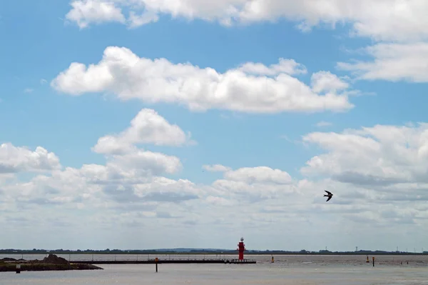 Nehirdeki bir limanın manzara manzarası