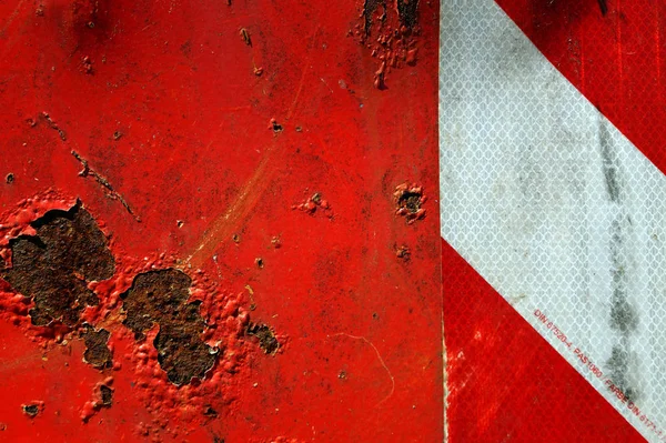 Kırmızı konteyner duvarının minimal fotoğrafı