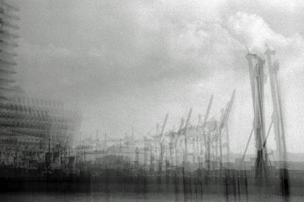 Limandaki vinçlerin güvenilmez fotoğrafı