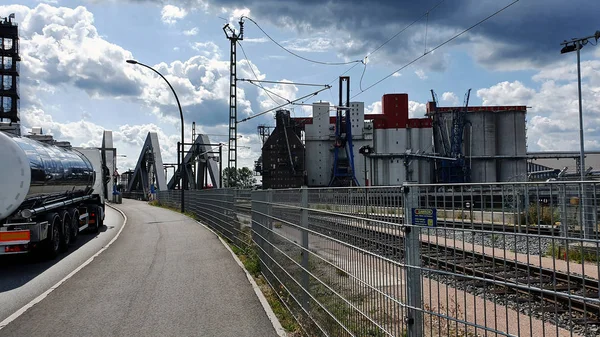 Endüstriyel binalarile endüstriyel peyzaj