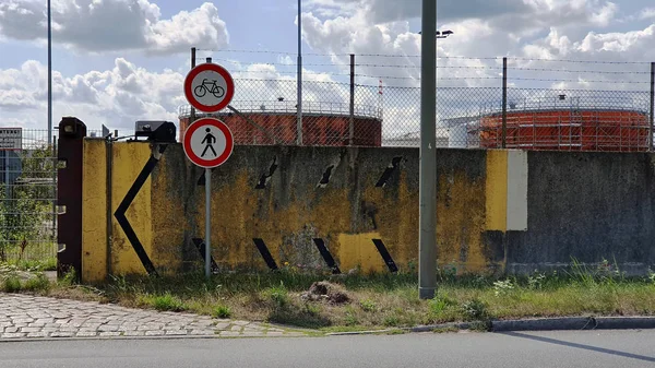 Endüstriyel bir manzaranın ayrıntılı görünümü