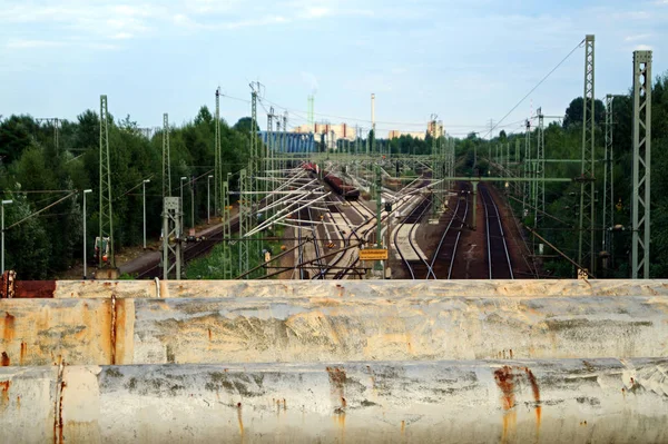 Tre rörledningar korsar järnvägsspår — Stockfoto