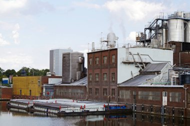 Kanaldaki endüstriyel binalar