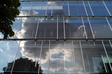 Cam duvardaki bulutların yansımaları